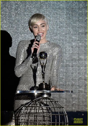 miley-cyrus-wins-at-world-music-awards-2014-04.jpg